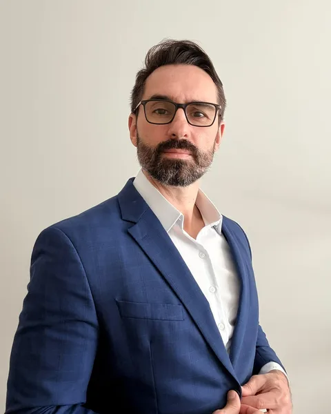 Foto de Thiago Valencia, assessor de investimentos